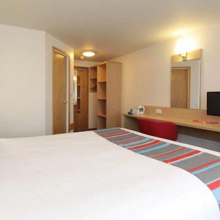 Travelodge London Feltham Exterior foto