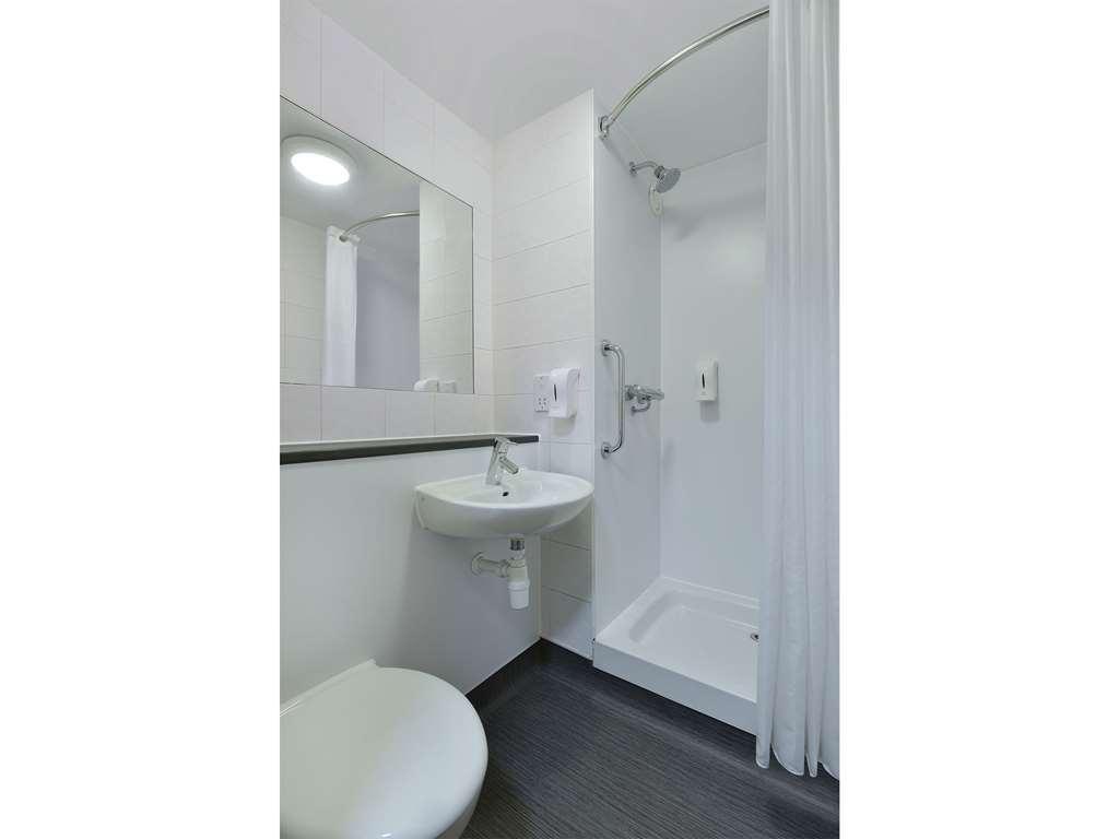 Travelodge London Feltham Habitación foto