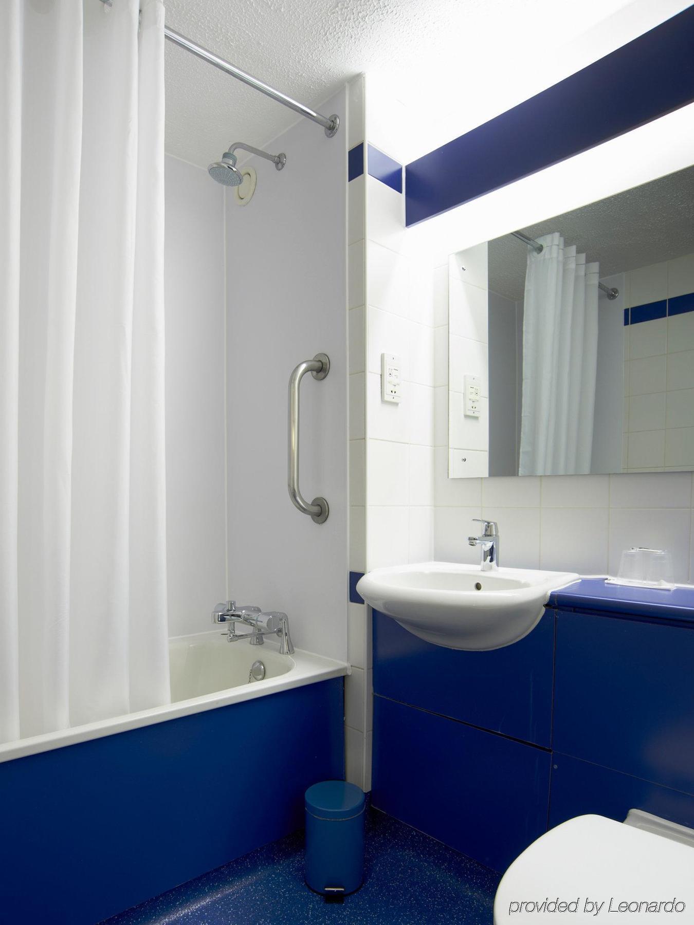 Travelodge London Feltham Exterior foto