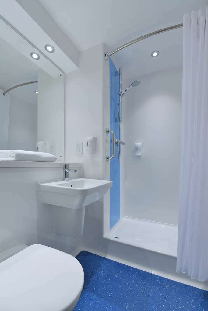 Travelodge London Feltham Habitación foto