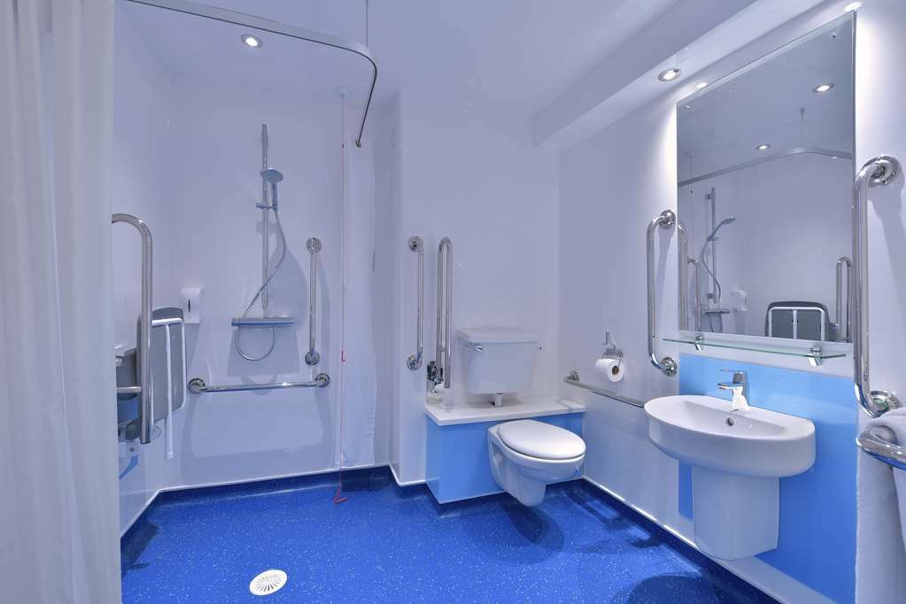 Travelodge London Feltham Habitación foto